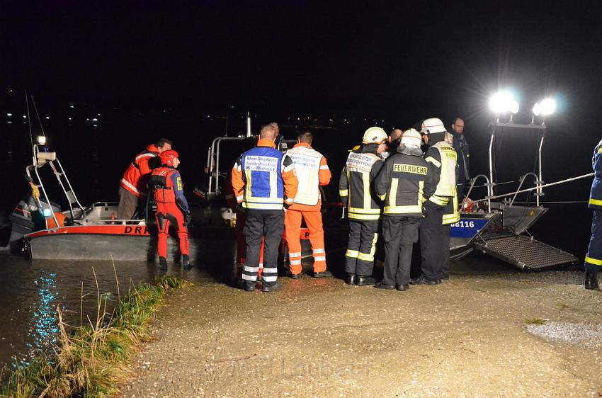 Einsatz BF Koeln PKW im Rhein Mondorf Hersel P059.JPG